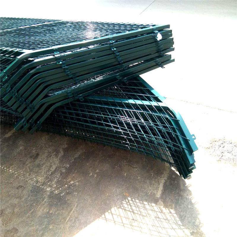爬坡坡度防护栅栏斜坡铁路防护栅栏带角度金属网防护栅栏工厂自营