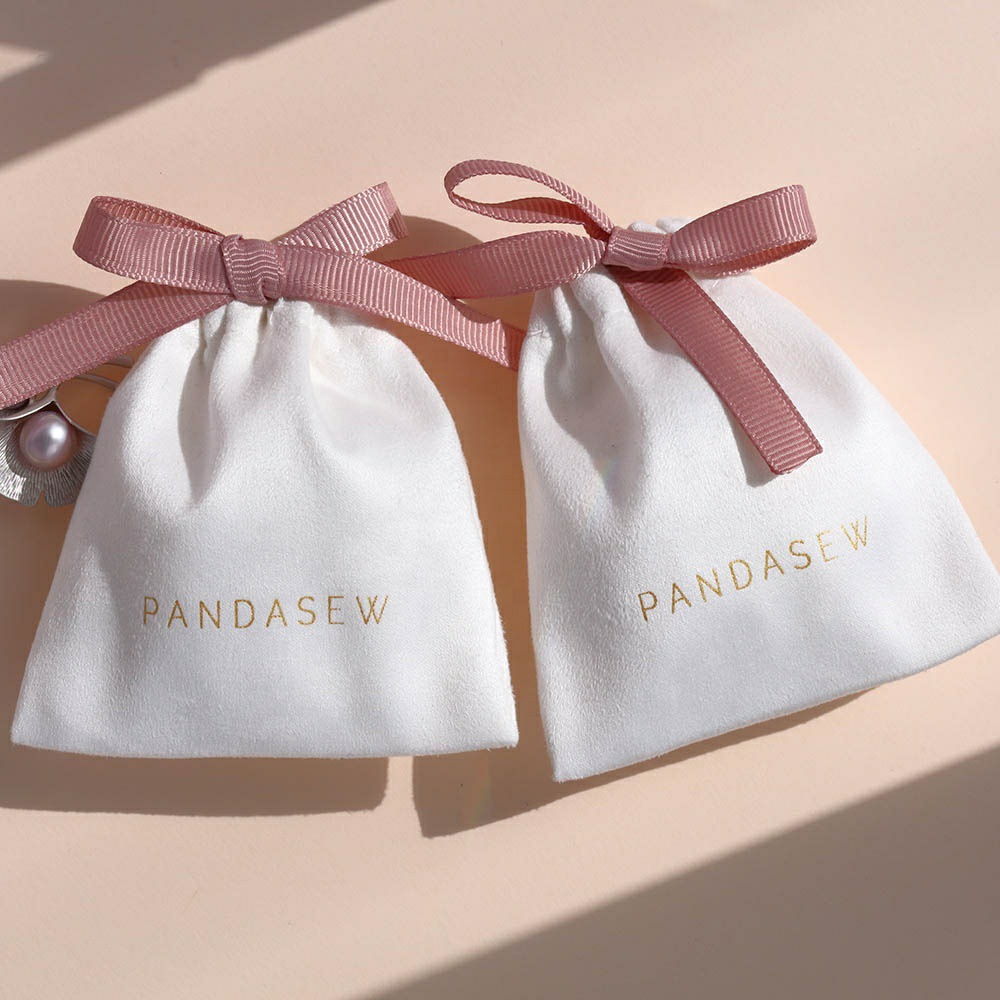 Bolsa de almacenamiento de pulseras y joyería, de microfibra con cordón, ideal para empaquetado de pulseras y venta directa de fábrica.