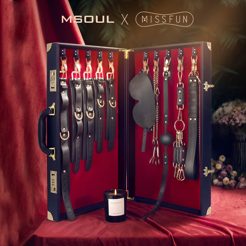 Sm alternativa sexy caja de regalo vinculante traje pareja sexy collar tracción mano manguito SP cuero raqueta juguetes sexuales suministros