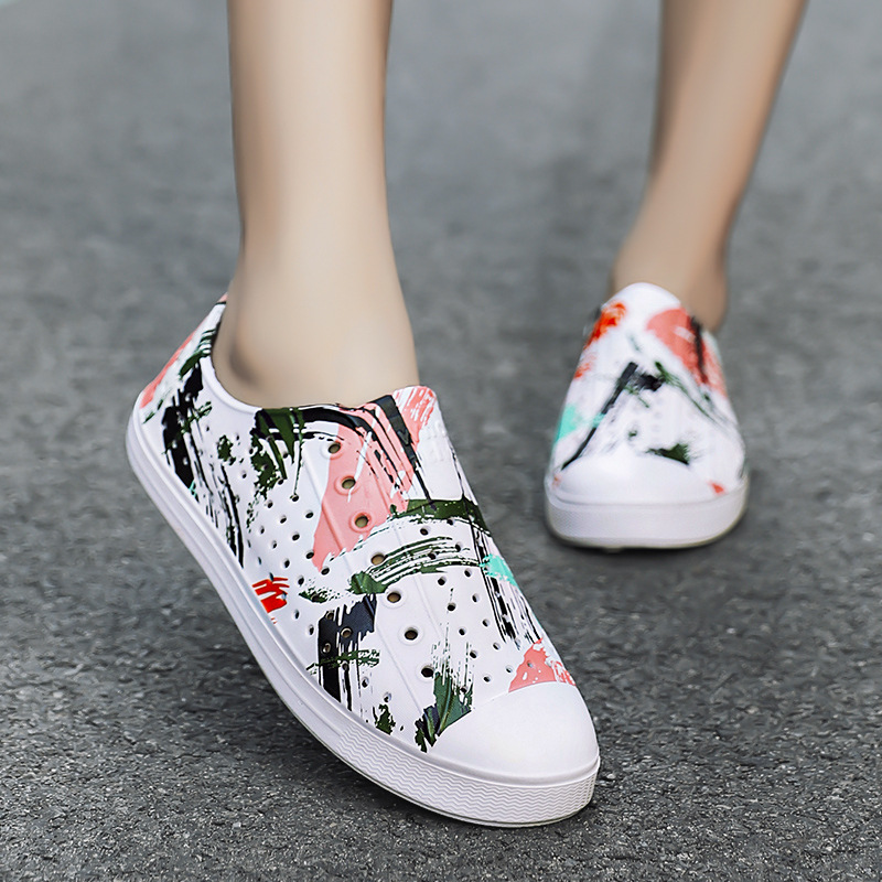 LUCHI zapatos con agujeros pareja verano nuevo estilo graffiti transpirable vadeo hueco hombres y mujeres sandalias de playa casuales en stock