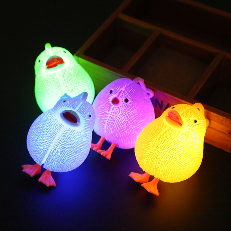 Cartoon light-up squeezeable pom-pom, bouncy flashing ball, street vendor source, chicken and duck children's toys wholesale.