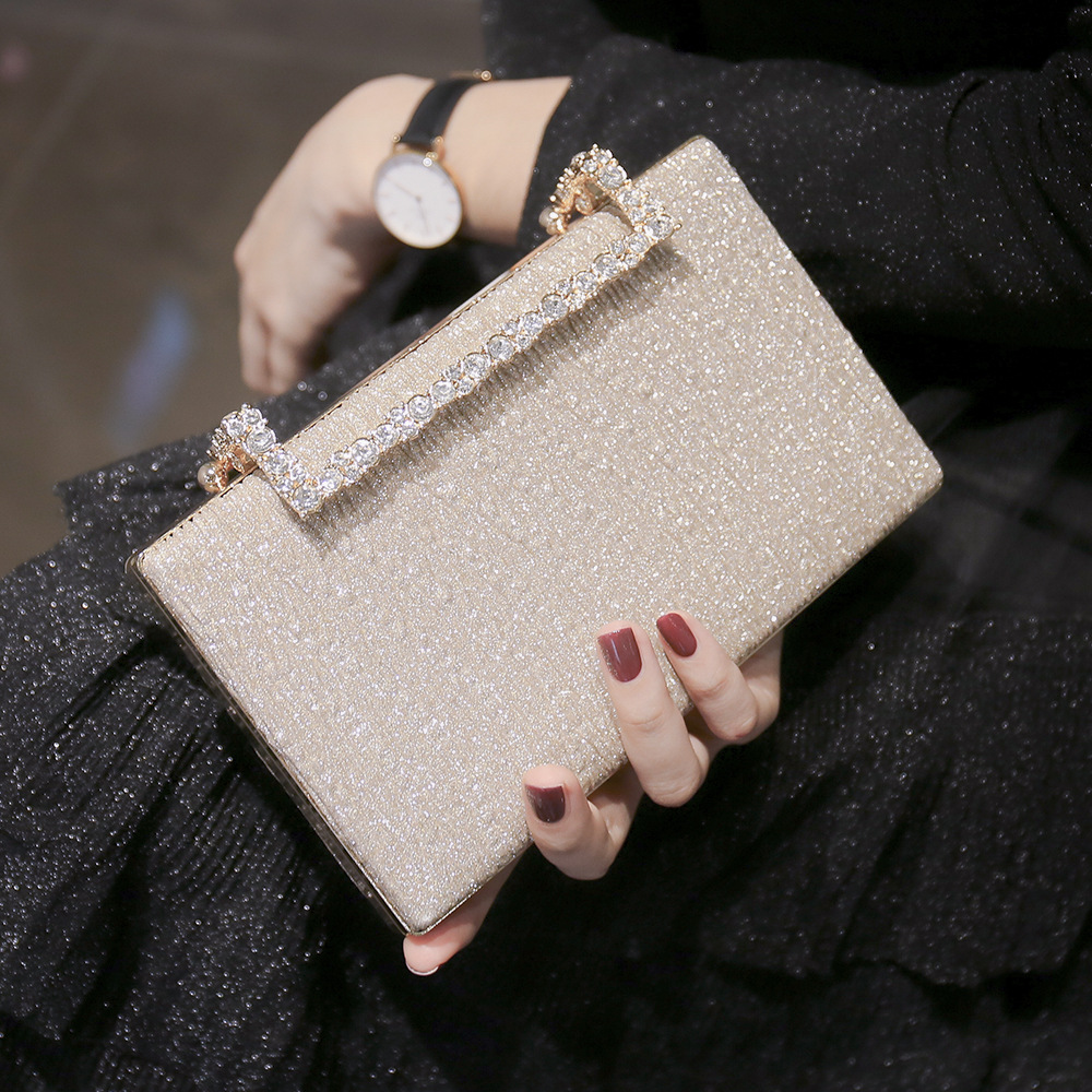 Bolso de noche plisado de moda europea y americana bolso de novia de diamante rojo brillante rosa vestido de banquete bolso transfronterizo Chaozhou fabricante