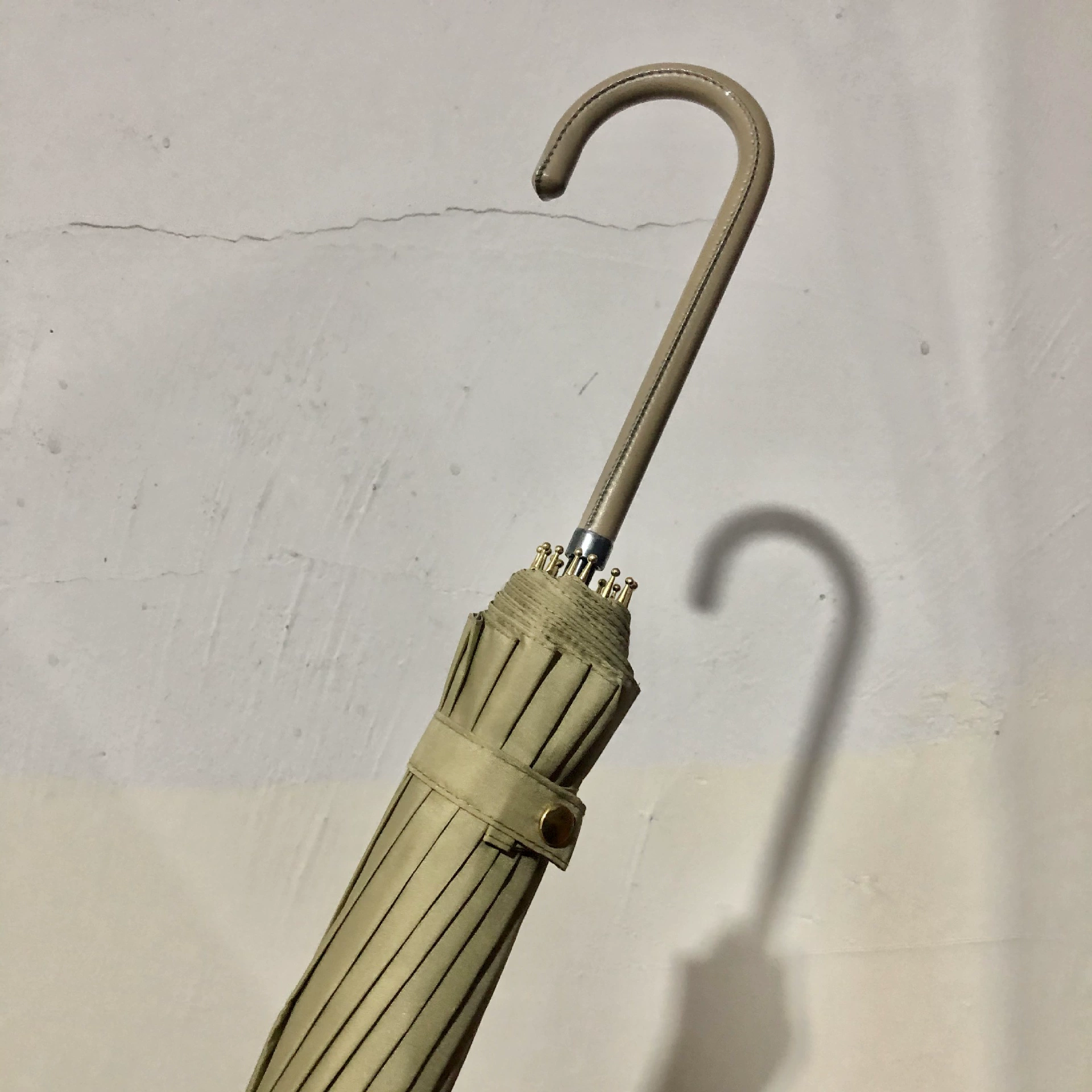 Straight Umbrella (Aila) Bamboo Handle, 16-Rib Automatic, Long Wooden Hook Handle