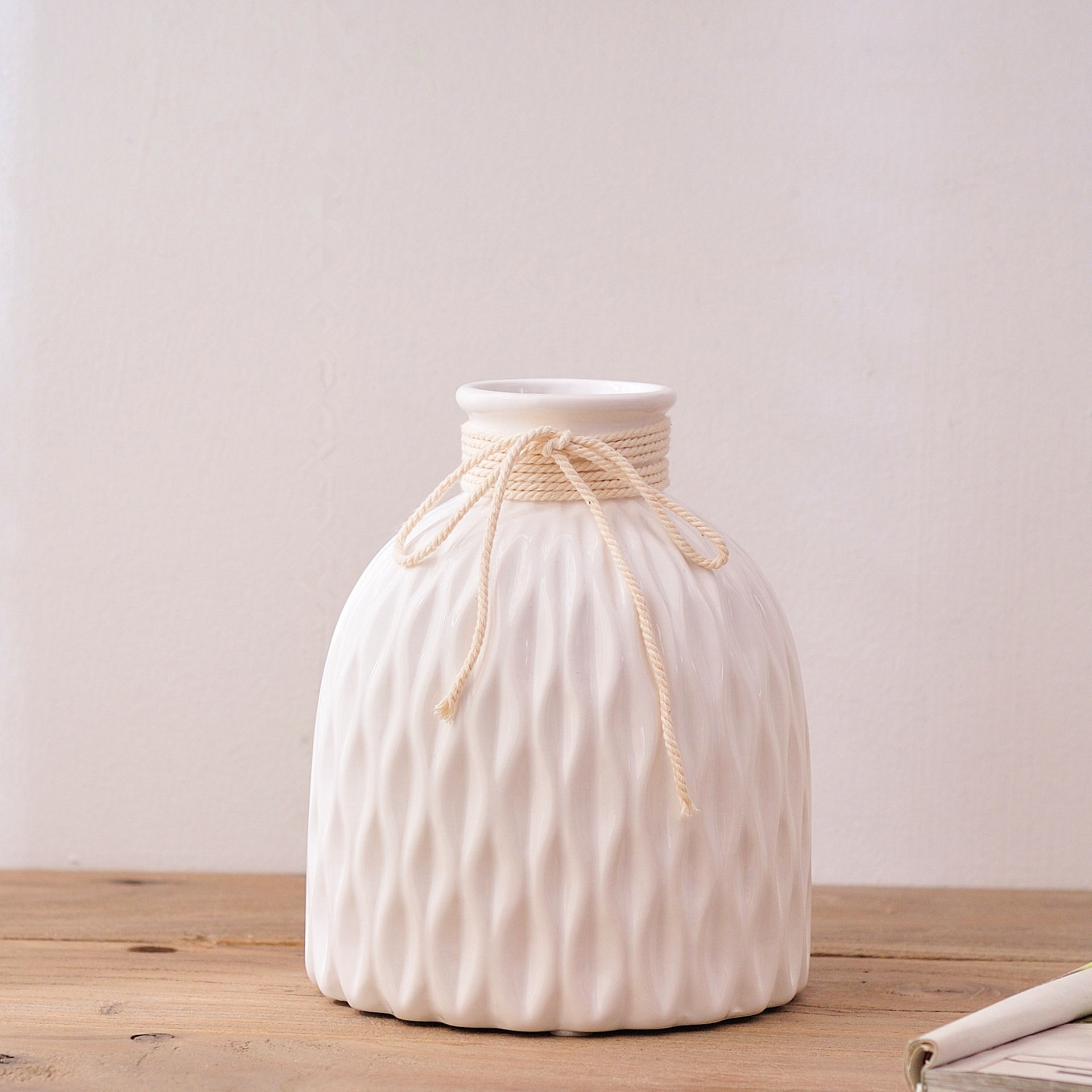 Florero blanco de cerámica