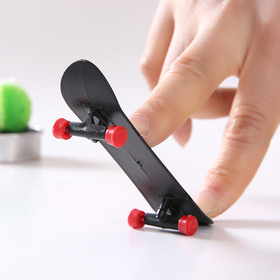 Creative fingertip finger skateboard plastic desktop decompression toy fingertip skateboard sports toy stall gift