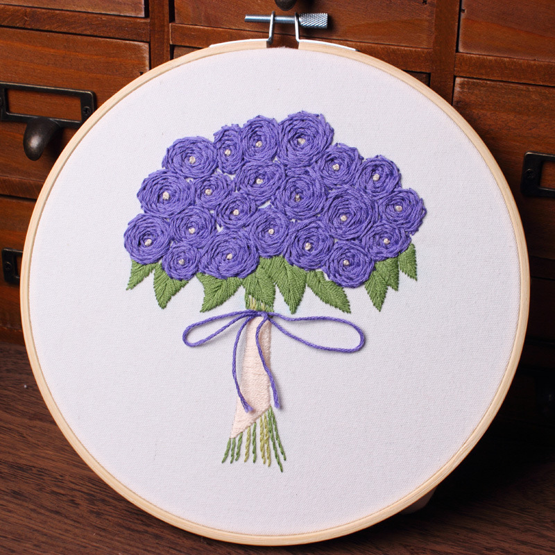 Directo de fábrica mano que sostiene la flor hecha a mano DIY tela novato bordado europeo flores y plantas paquete material kit costura traje