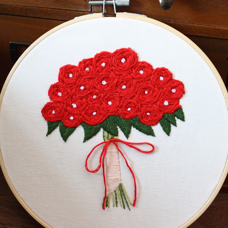 Directo de fábrica mano que sostiene la flor hecha a mano DIY tela novato bordado europeo flores y plantas paquete material kit costura traje