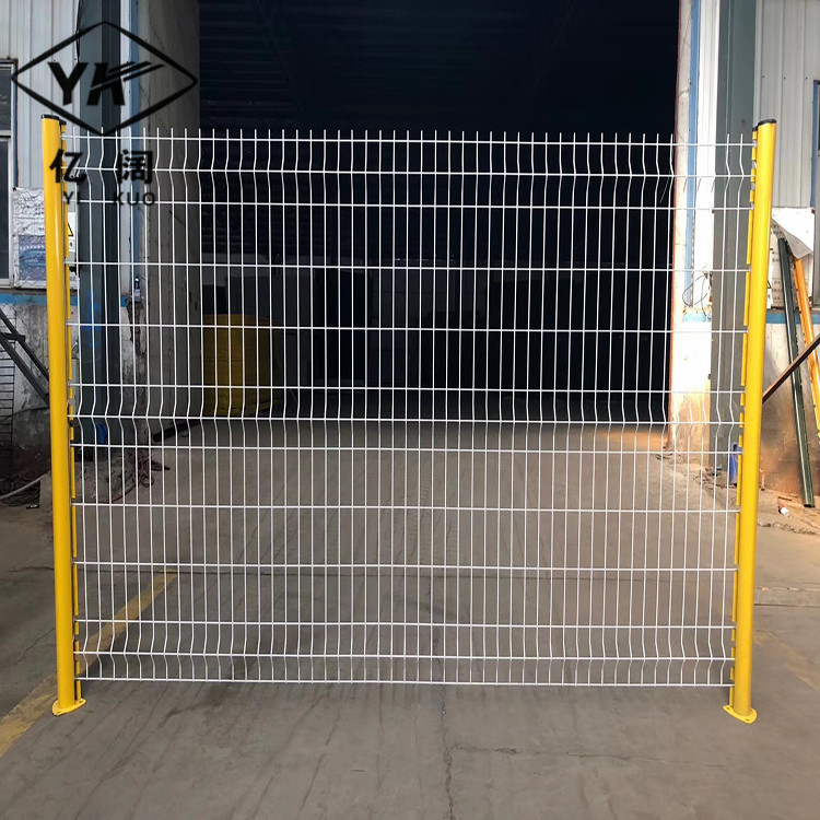 亿阔桃型柱护栏网鱼塘河道三折弯围栏小区折弯护栏安全防护铁丝网