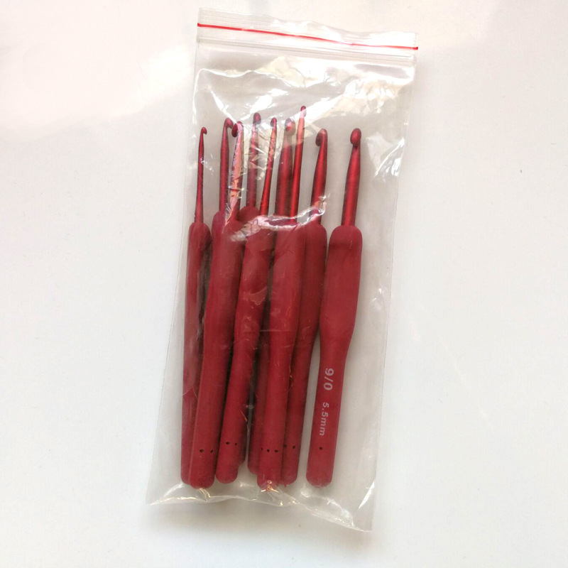 Nuevas herramientas de tejer traje de ganchillo de aluminio de silicona TPR crochet mango rojo recubierto de aluminio crochet conjunto completo de 9 pu bolsas
