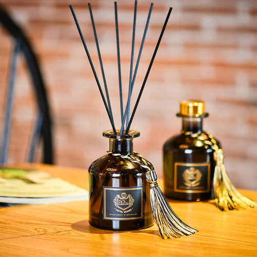Pleasant Self-Indulging Flameless Aroma Diffuser, Air Freshener, Essential Oil, Home & Hotel Room Aroma Diffuser 200ml