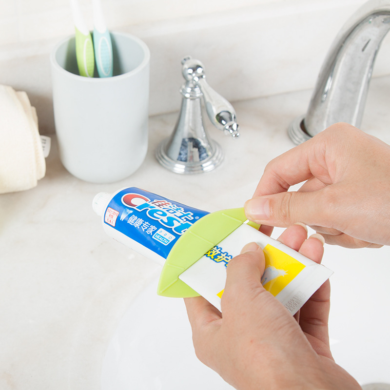 Factory direct wholesale toothpaste green leaf toothpaste squeeze artifact facial cleanser squeeze portable household