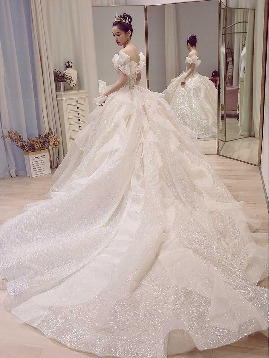 Vestido de Novia de Verano 2026, Nuevo Estilo, con Hombros Descubiertos, para Novias Pequeñas, con un Cola de Ensueño y Estilo de Hada