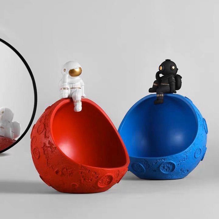 Astronaut for keys, creative storage system, table decorations for home use, light luxury style