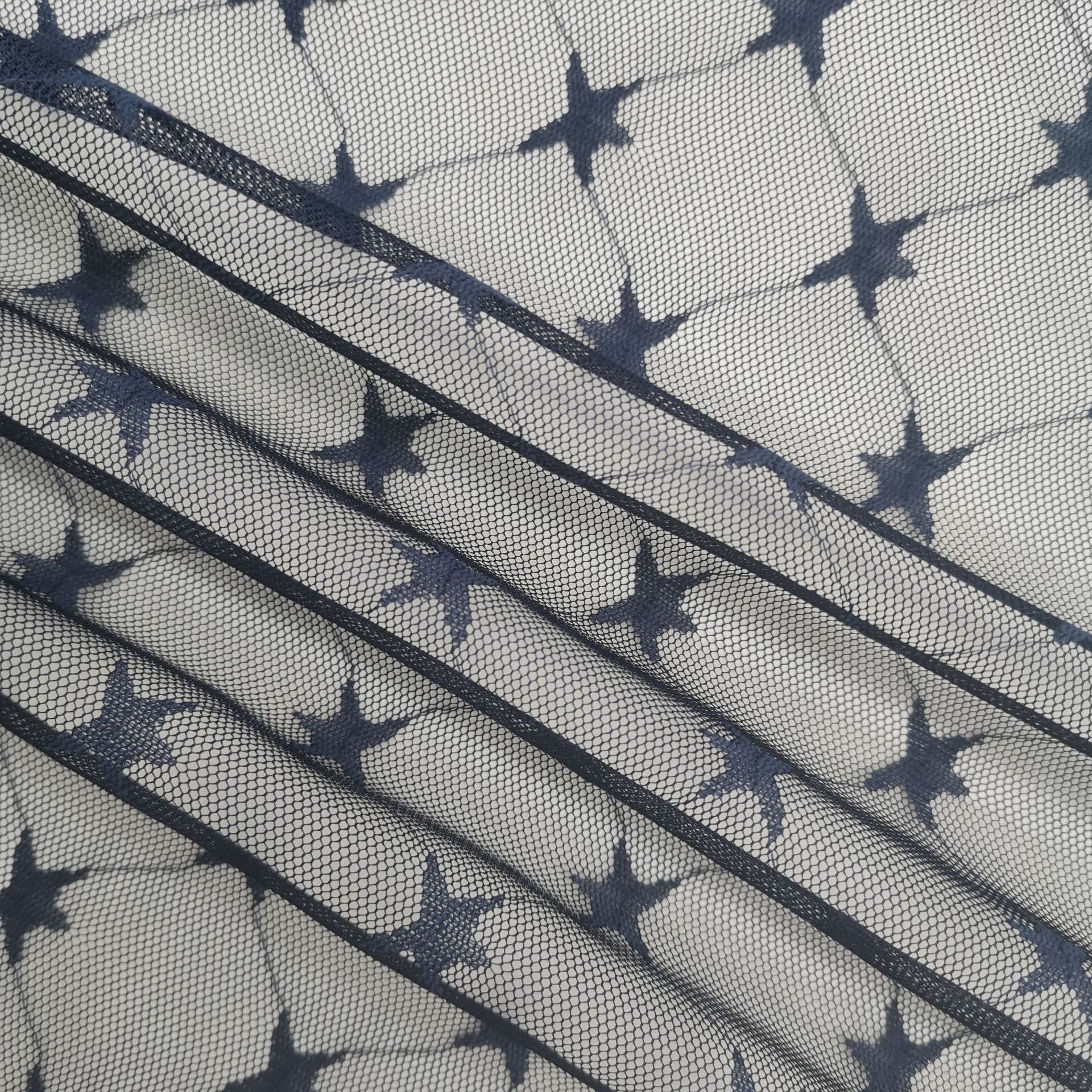 厂家直销 涤纶低弹五角星提花网眼布 无弹女装童装面料 45gsm