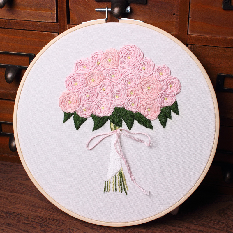 Directo de fábrica mano que sostiene la flor hecha a mano DIY tela novato bordado europeo flores y plantas paquete material kit costura traje