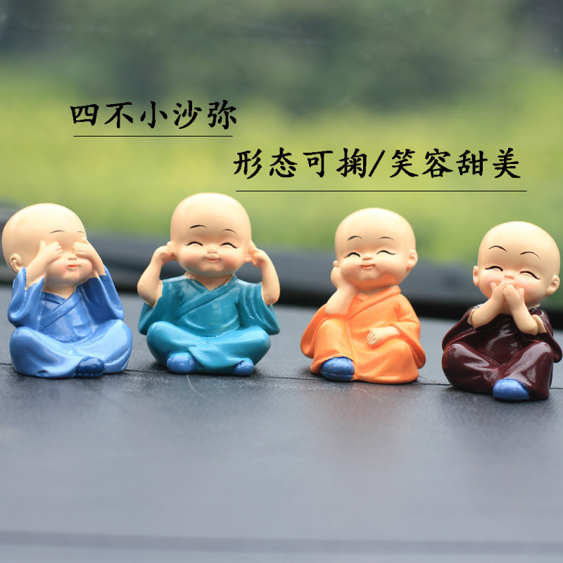 Decoración del coche suministros para el hogar Accesorios cuatro pequeño monje escritorio muñeca decoración del coche accesorios del coche