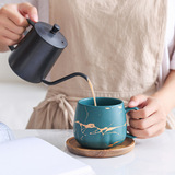 Кружевная золотая серия, матовая золотая кофейная чашка, керамическая чашка для чая с узором из черного и белого золота, деревянная чашка и блюдце с золотой оправой