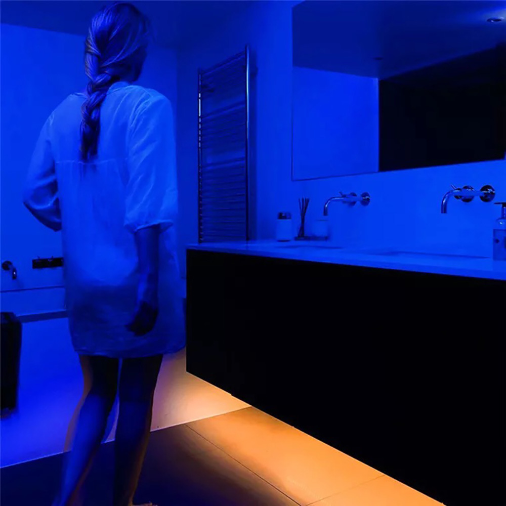 FUENTE Fábrica led2835 inducción del cuerpo humano tira de luz a prueba de agua caja de batería USB tira de luz decorativa tira de luz LED traje