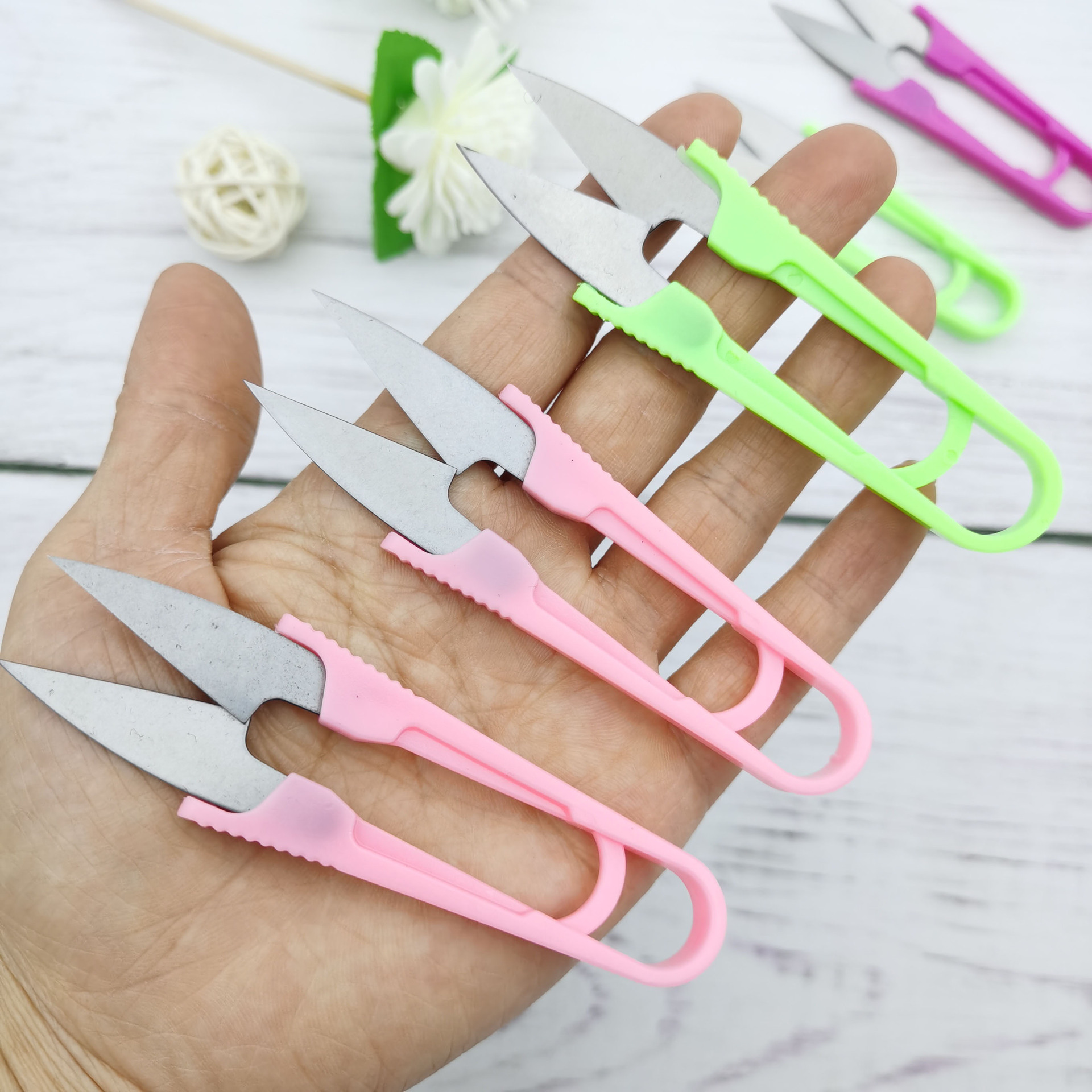 Tijeras pequeñas de hilo de mango de plástico de color al por mayor, tijeras de hilo en forma de U, tijeras de hilo de punto de cruz