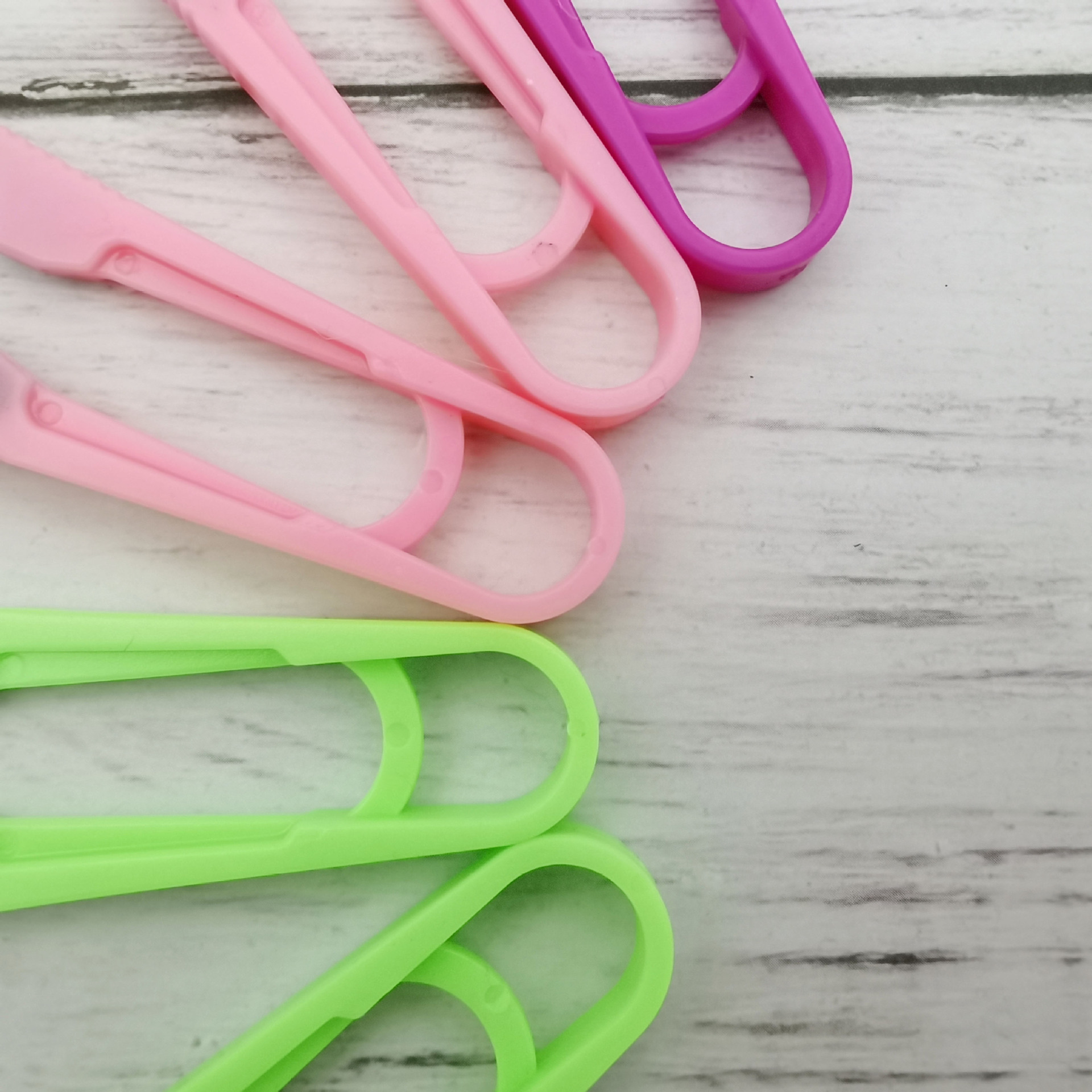 Tijeras pequeñas de hilo de mango de plástico de color al por mayor, tijeras de hilo en forma de U, tijeras de hilo de punto de cruz