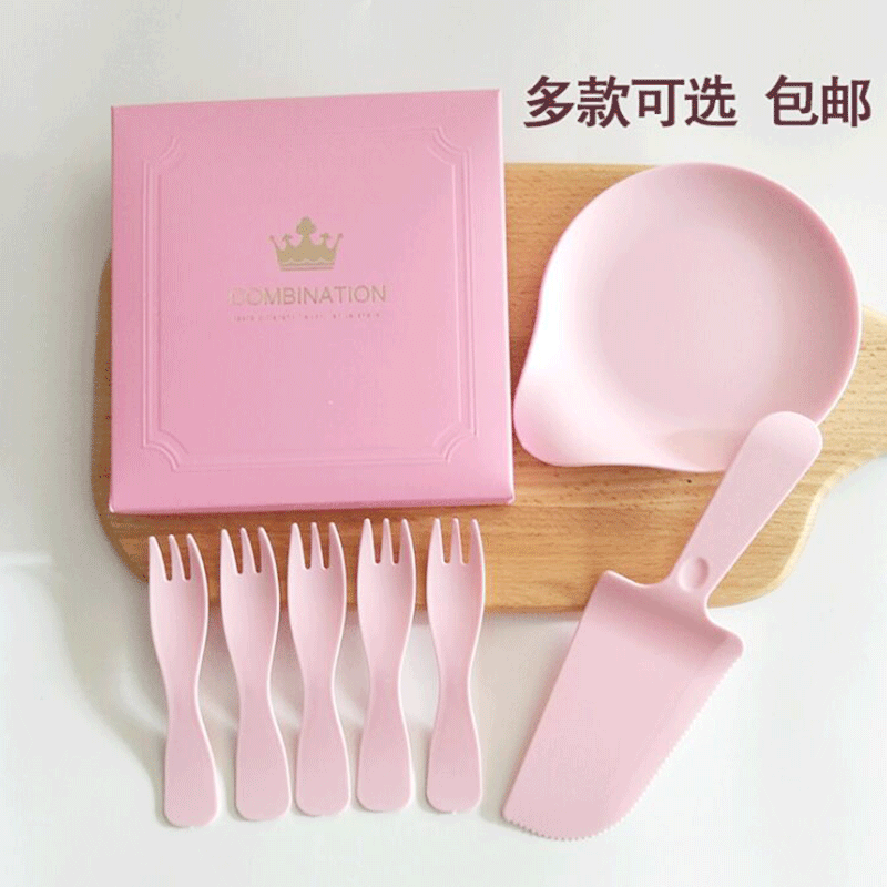 Cake Knife, Fork, and Plate Disposable Plastic Cutlery Set Birthday Dessert Fruit Cutter Tray Fork Combination Food Grade Cake Knife, Fork, and Plate Disposable Plastic Cutlery Set Birthday Dessert Fruit Cutter Tray Fork Combination Food Grade