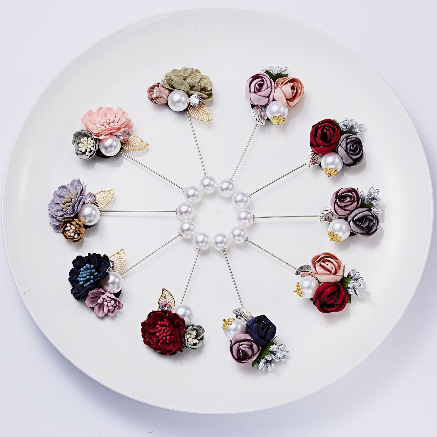 Broche baroque élégante avec filigrane émail et cristaux floraux_voghion.com
