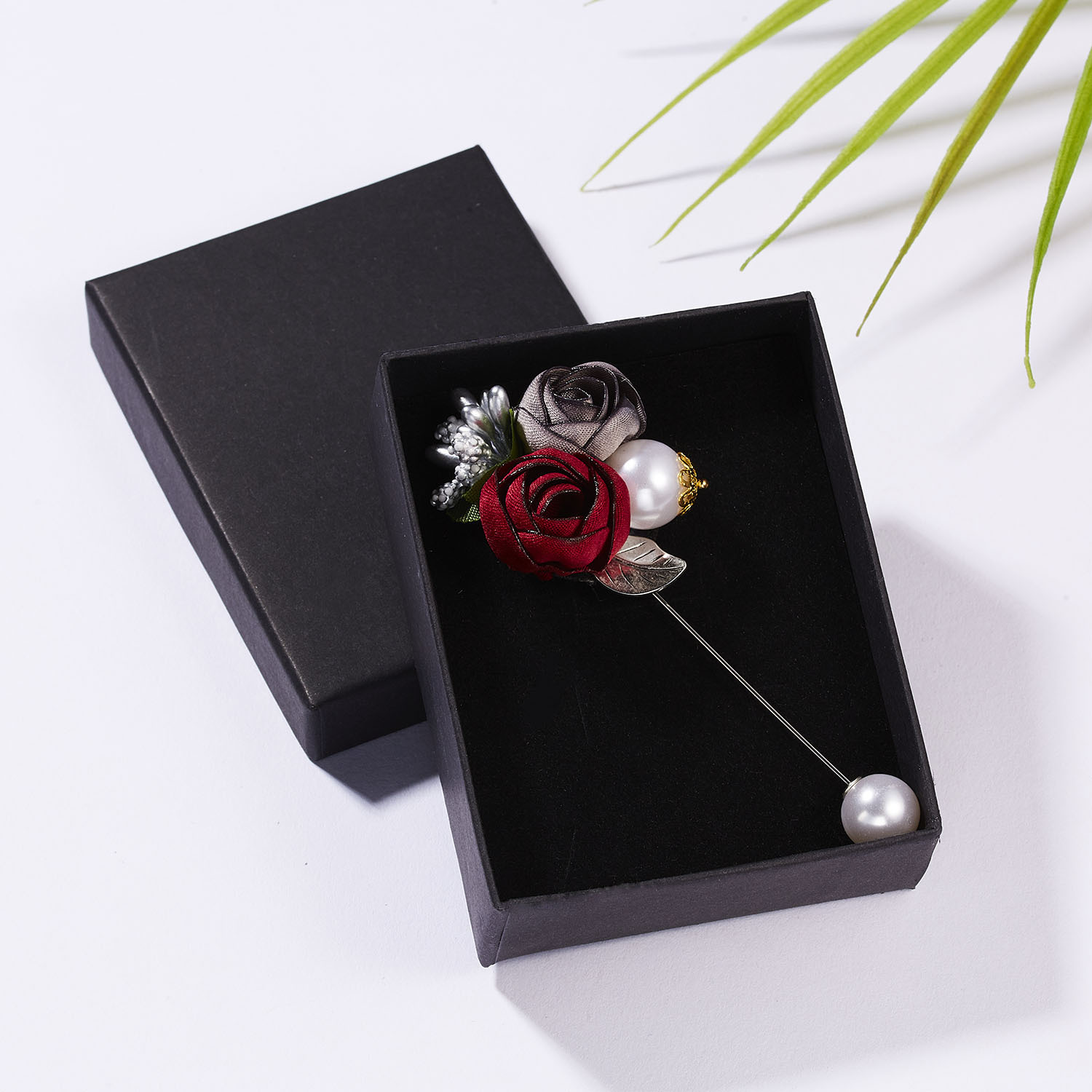 Broche baroque élégante avec filigrane émail et cristaux floraux_voghion.com