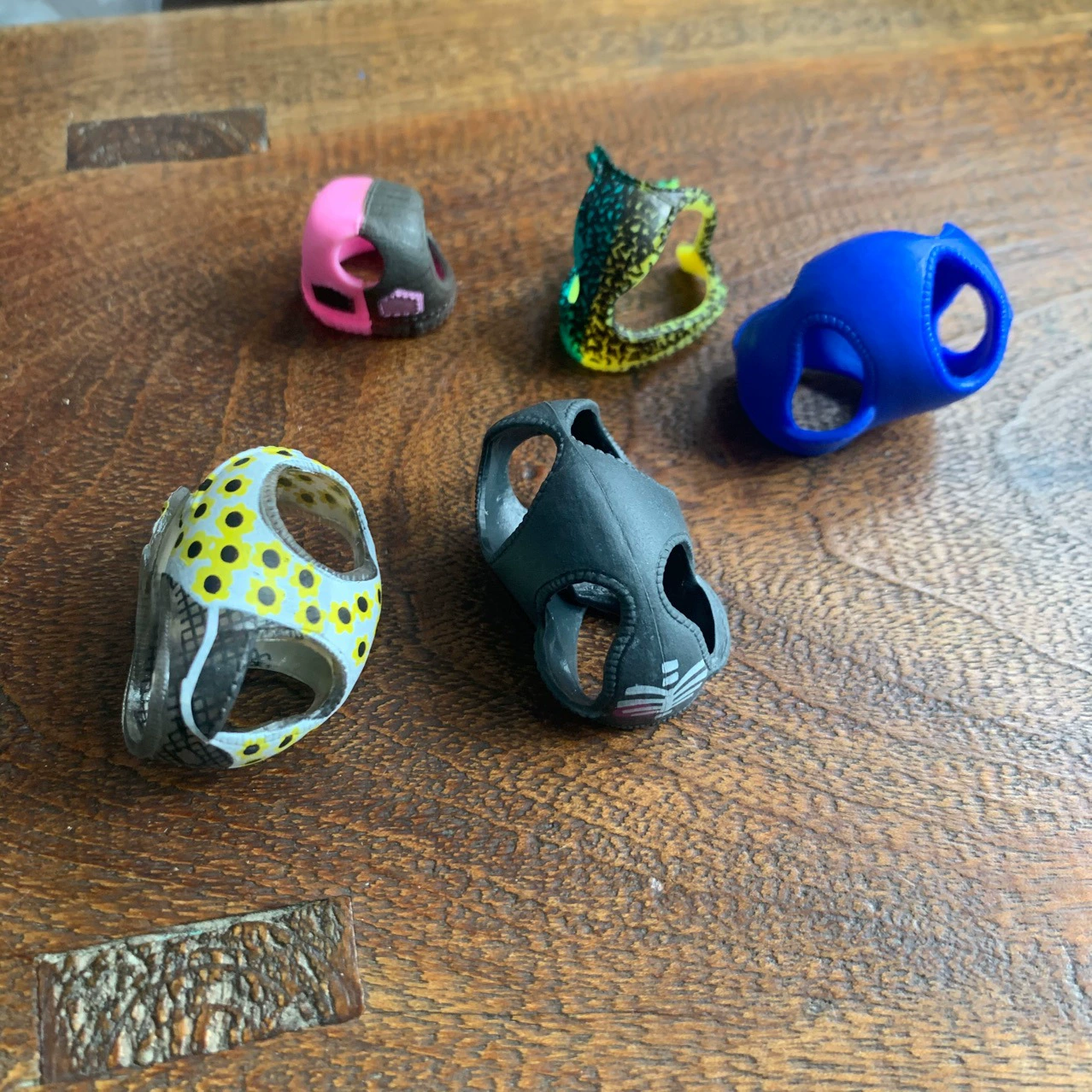 Массовые аксессуары для одежды для собак, которые не ограничены в стилях изображений.