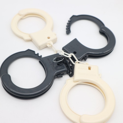 Toy handcuffs, plastic handcuffs and shackles, creative toys, children's role-play props