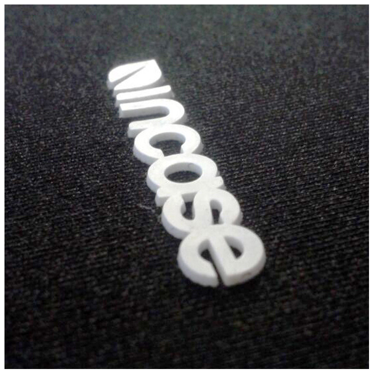 潜水料SBR材料上加工立体 硅胶商标颜色不限 无毛边无蜘蛛脚