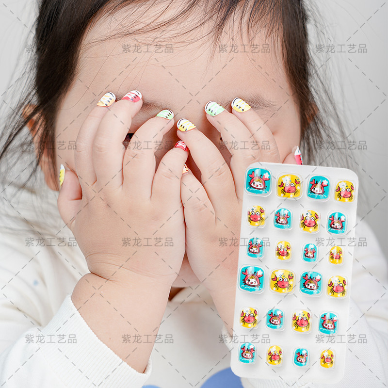 Concubina manicura para niños piezas de uñas terminadas 24 piezas embolsadas líneas de dibujos animados portátil terminado arte de uñas parche para niños