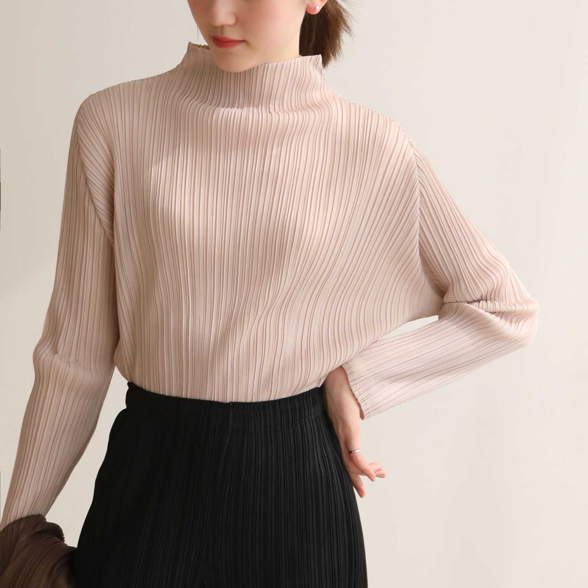 Oferta especial popular 2024 otoño y primavera estilo ins pliegues de gama alta para toda la vida cuello alto manga larga delgada camisa de fondo casual de gran tamaño