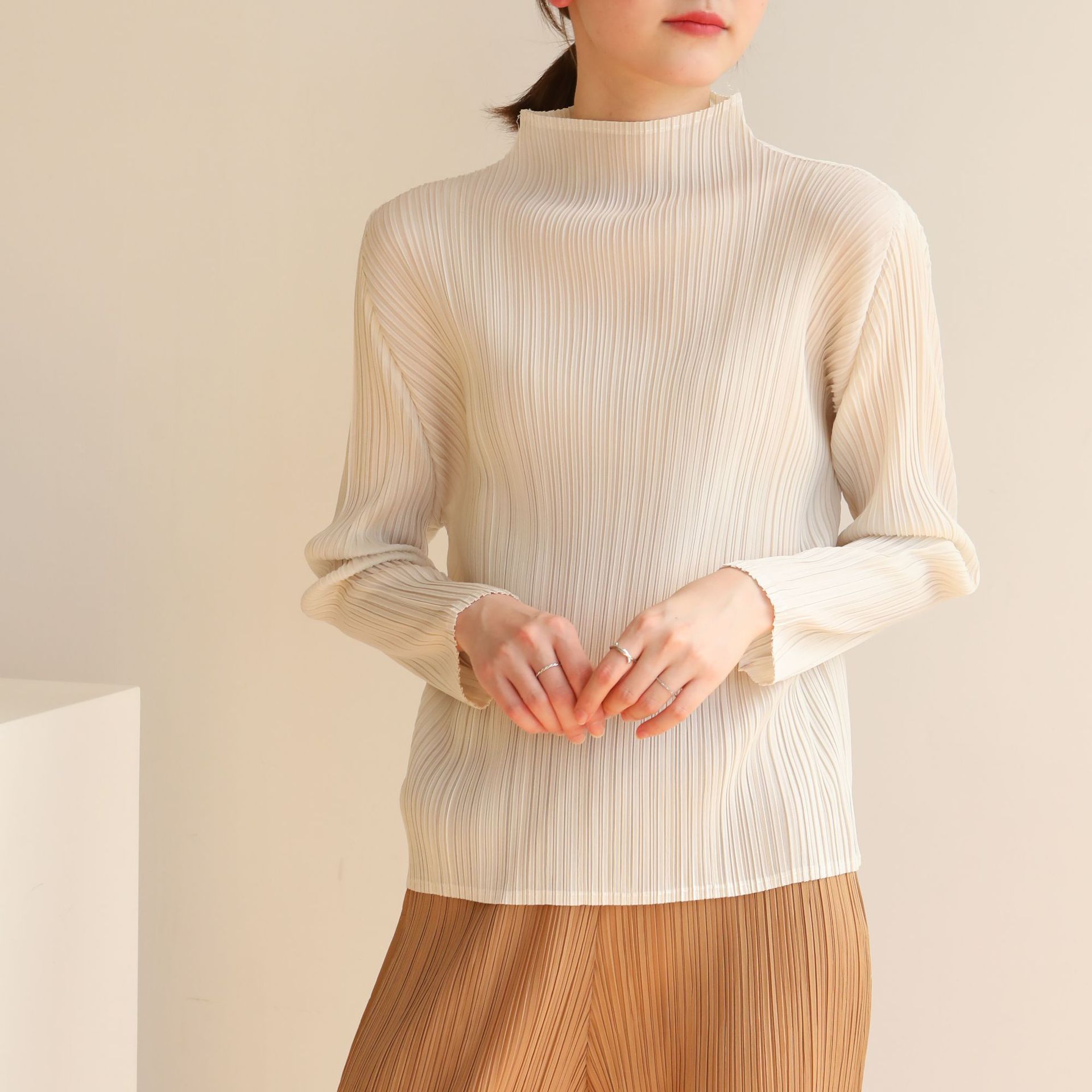 Oferta especial popular 2024 otoño y primavera estilo ins pliegues de gama alta para toda la vida cuello alto manga larga delgada camisa de fondo casual de gran tamaño