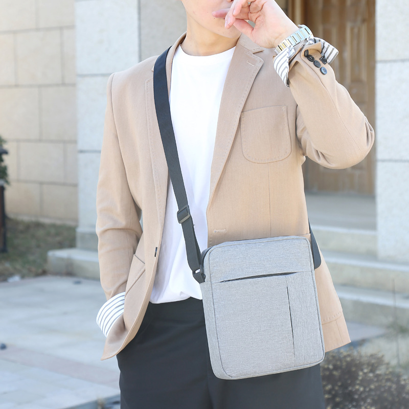 Comercio exterior nuevos hombres personalizables de nylon ligero hombro mensajero cuadrado bolsa viaje al aire libre pequeña mochila por mayor