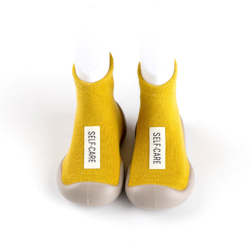 Etiqueta de tela amarilla