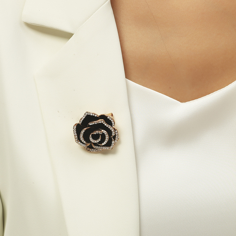 Elegant universal creative retro brooch