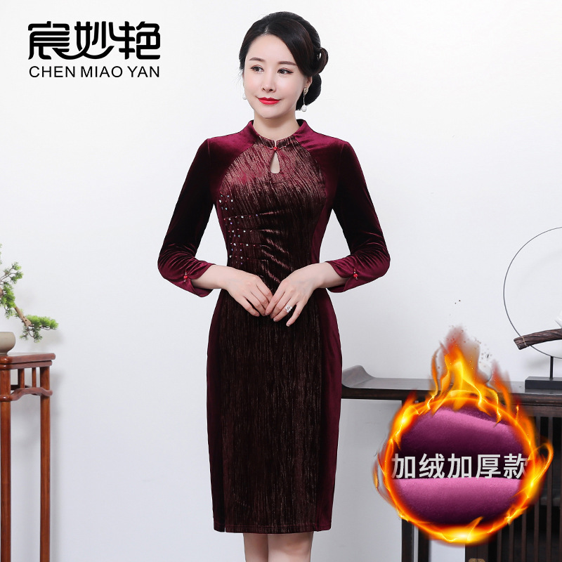 2023 autumn new middle-aged and elderly women's gold velvet dress plus size mother-in-law wedding dress 2023 autumn new middle-aged and elderly women's gold velvet dress plus size mother-in-law wedding dress