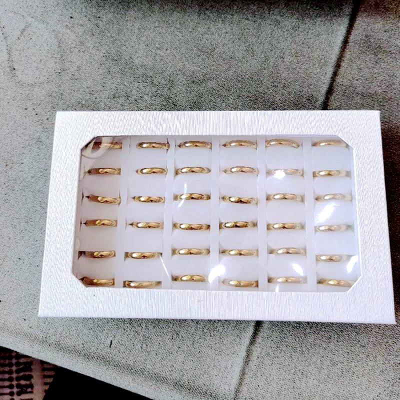 Caja de anillo de alta gama Joyería de boda antiimpacto Joyería de acero de titanio Anillo de acero inoxidable Joyería de mano al por mayor