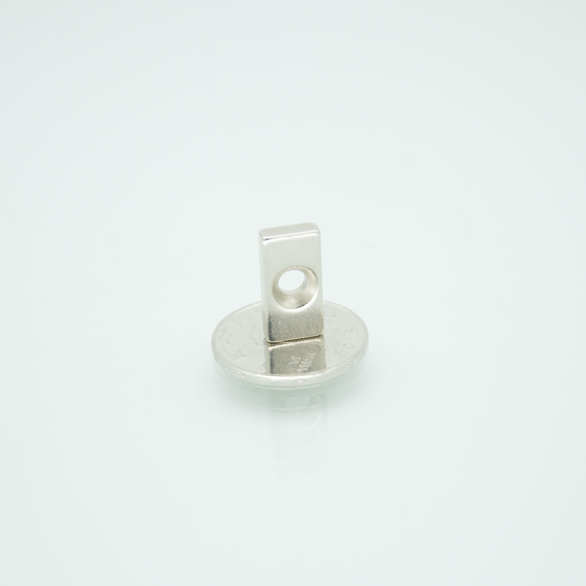 钕铁硼强磁铁长方形F20x10x3mm孔4 沉孔吸铁石强力长方形带孔