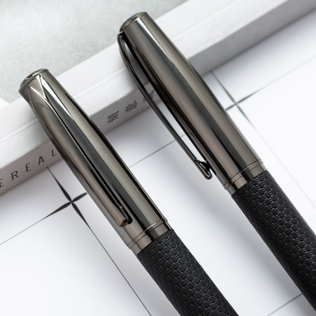 Nueva pistola de prepucio gris Bolígrafo de metal Hotel Conferencia firma pluma regalo de negocios pluma Impresión logotipo pluma de agua