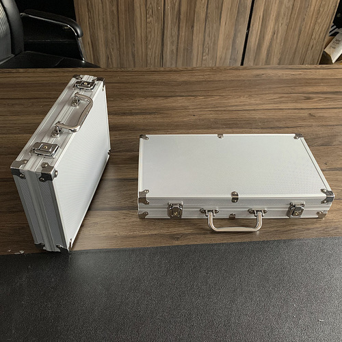 Large supply of chip coins, 200 pieces of 11.5g chips in aluminum box, chip set, chip pieces
