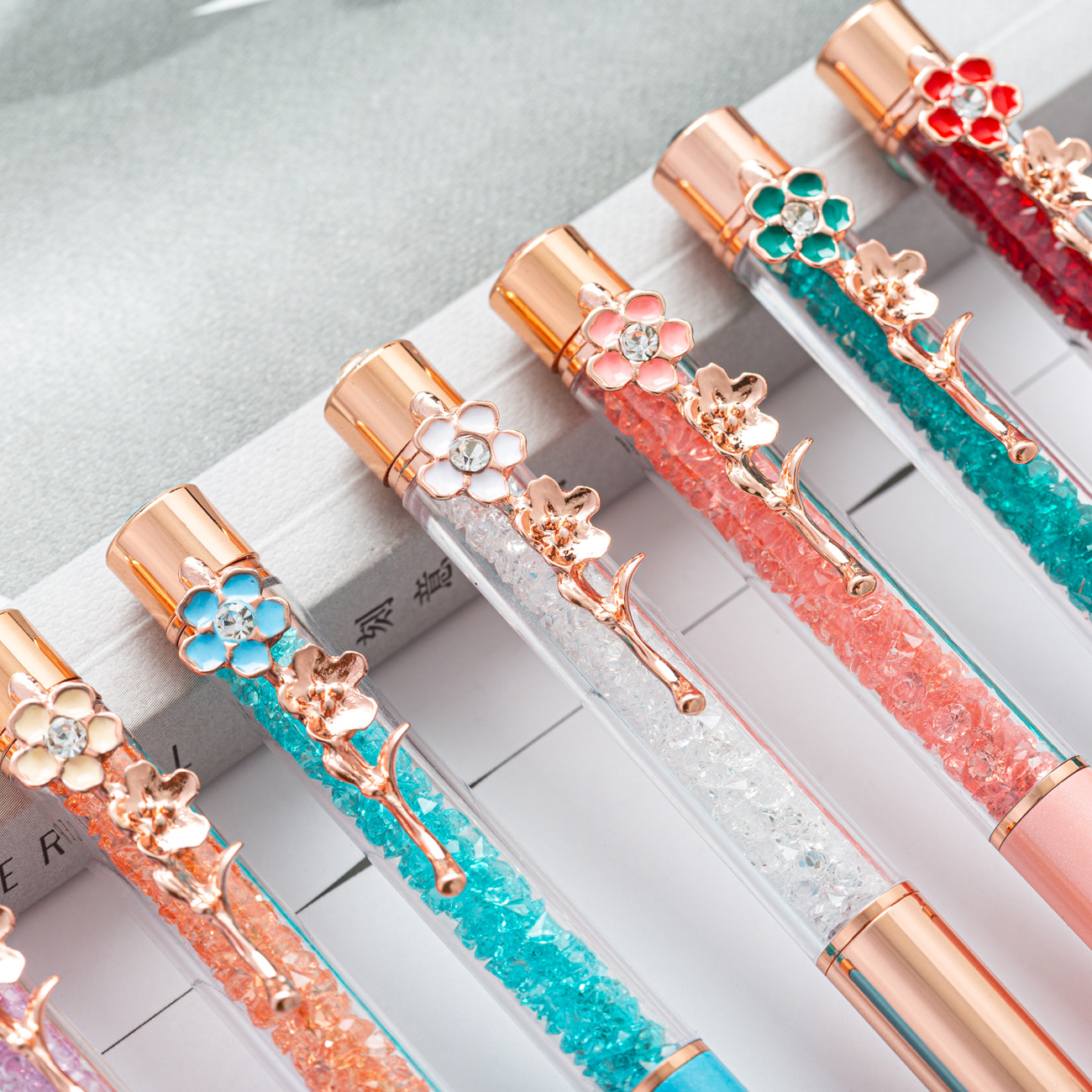 Pluma de cristal de metal en stock al por mayor color flor pluma diamante bolígrafo publicidad boda pluma regalo rhinestone pluma