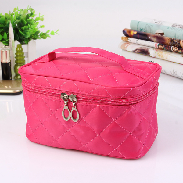 Organizer bag with diamond pattern