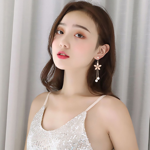 Triangle clip-on ear earrings without pierced holes, high-end butterfly pearl women's earrings, French retro minimalist floral ear accessories, wholesale