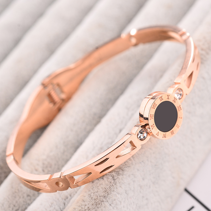 Brazalete de acero de titanio de oro rosa coreano para mujeres no se desvanece en la personalidad del nicho de diseño de moda pulsera roja en línea