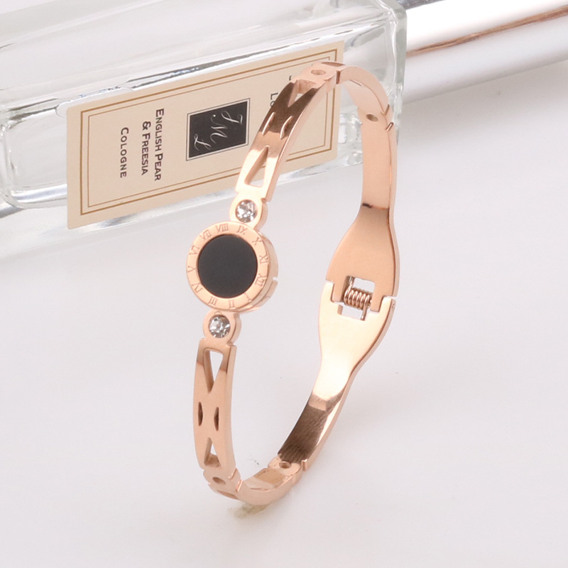 Brazalete de acero de titanio de oro rosa coreano para mujeres no se desvanece en la personalidad del nicho de diseño de moda pulsera roja en línea