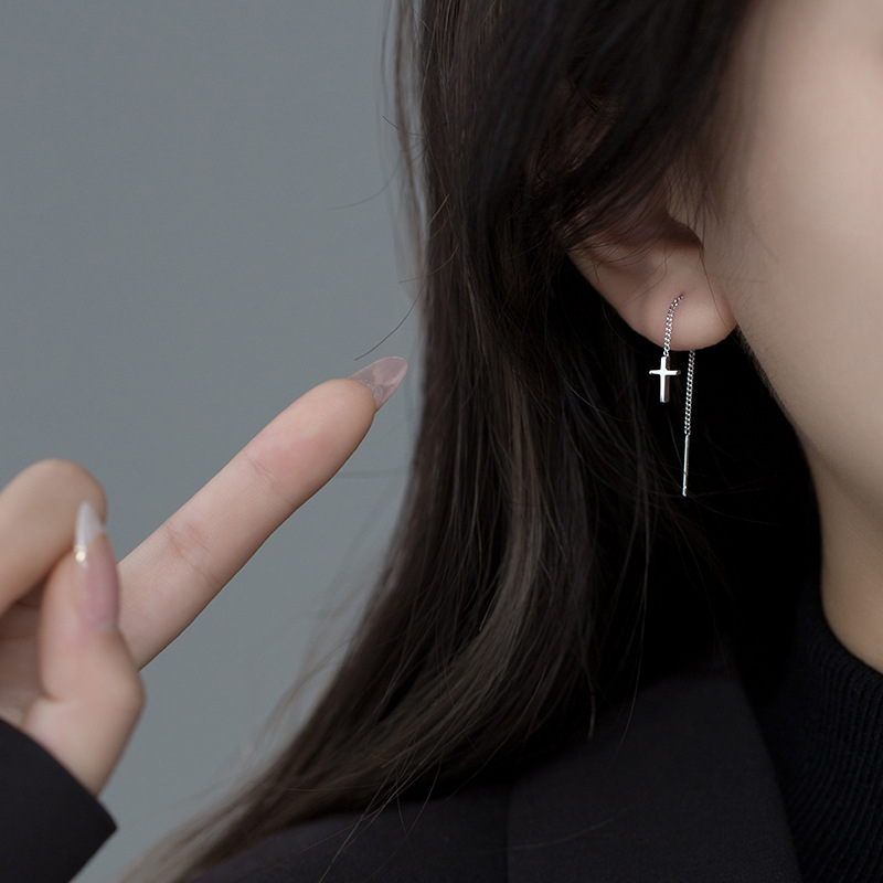 Lodge s925 línea de hongo blanco femenino versión coreana simple cruz larga brillante joyería de oreja fresca y dulce E3871