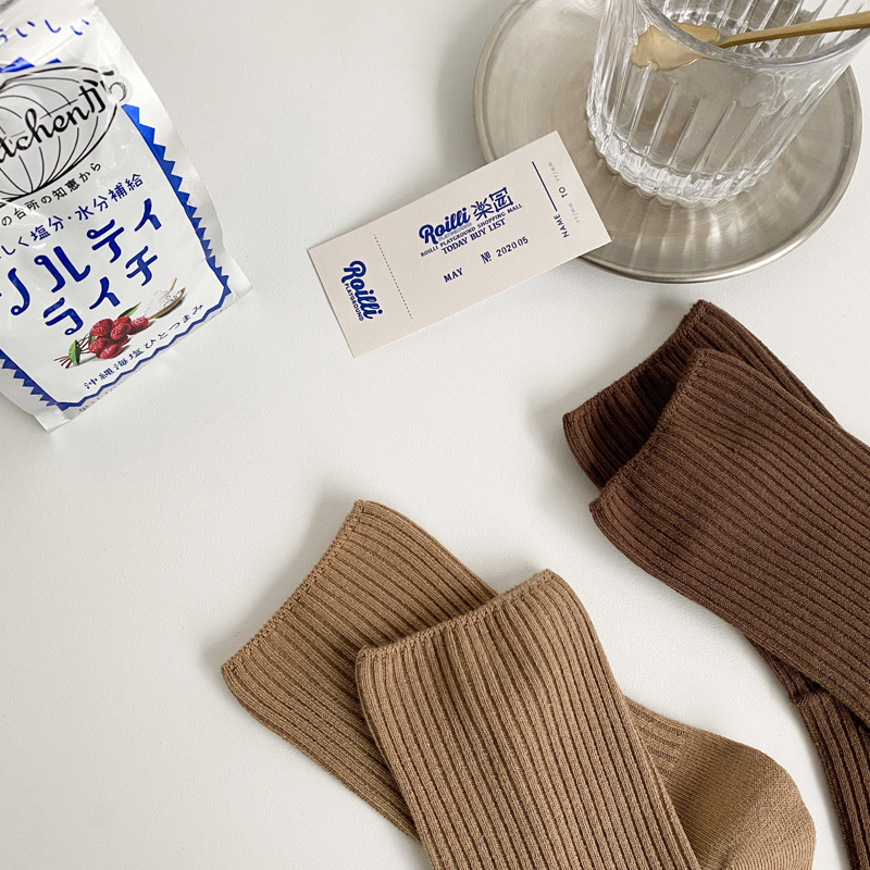 Nuevos calcetines de moda para mujer de primavera y otoño, calcetines holgados con rayas verticales de doble aguja para mujer, calcetines de color sólido hasta la pantorrilla para mujer, calcetines largos JK en blanco y negro.