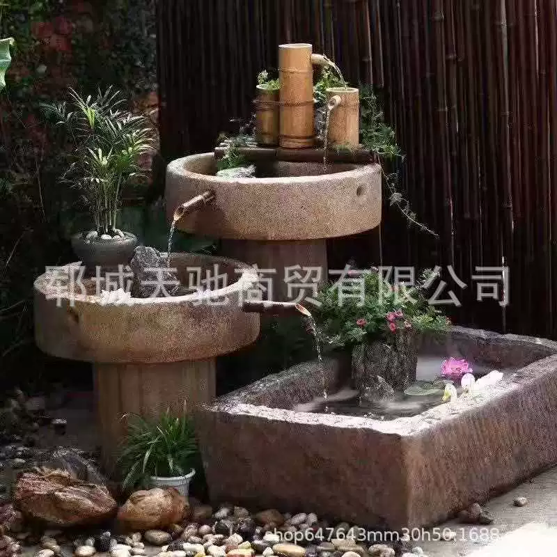 Натуральный синий кирпич, старый каменный корыто, антикварная раковина во дворе, струящаяся вода, декоративные украшения, уличный умывальник, доступен на складе