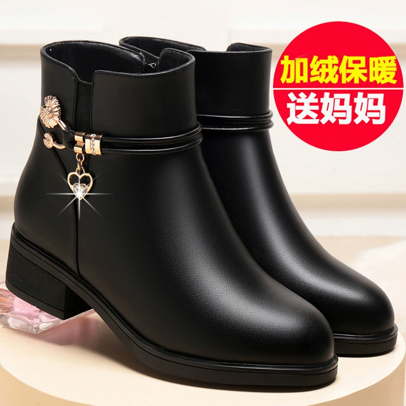 Обувь для мам на плоской подошве хлопчатобумажная обувь 2023 Новые осенне-зимние короткие ботинки для женщин среднего и пожилого возраста кожаная обувь на флисовой подкладке Теплые Ботинки Martin